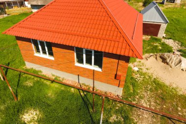 Ev metal, top görünümünü yapılan turuncu bir çatı. Metalik profil çatıda oluklu boyalı.