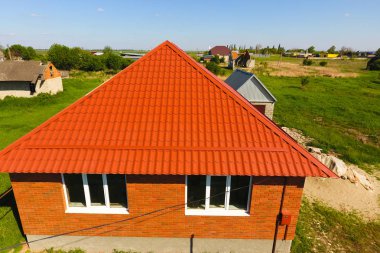 Ev metal, top görünümünü yapılan turuncu bir çatı. Metalik profil çatıda oluklu boyalı.