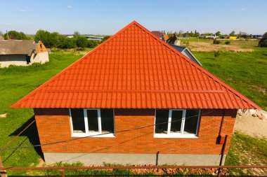 Ev metal, top görünümünü yapılan turuncu bir çatı. Metalik profil çatıda oluklu boyalı.