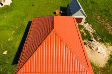 Ev metal, top görünümünü yapılan turuncu bir çatı. Metalik profil çatıda oluklu boyalı.