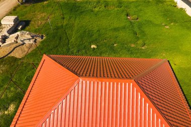 Ev metal, top görünümünü yapılan turuncu bir çatı. Metalik profil çatıda oluklu boyalı.