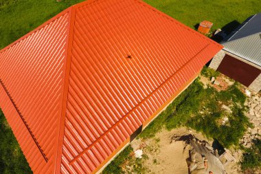 Ev metal, top görünümünü yapılan turuncu bir çatı. Metalik profil çatıda oluklu boyalı.