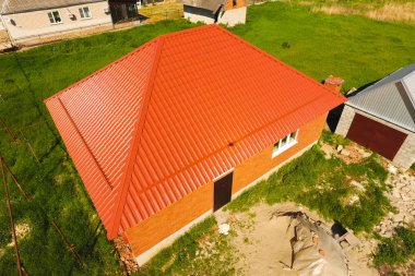 Ev metal, top görünümünü yapılan turuncu bir çatı. Metalik profil çatıda oluklu boyalı.