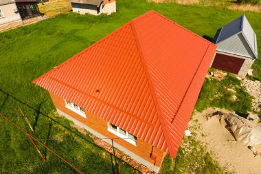 Ev metal, top görünümünü yapılan turuncu bir çatı. Metalik profil çatıda oluklu boyalı.