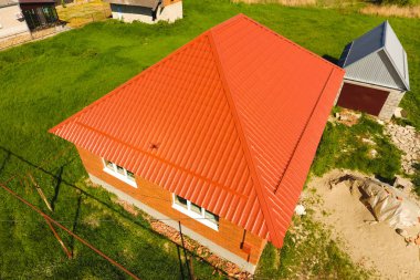 Ev metal, top görünümünü yapılan turuncu bir çatı. Metalik profil çatıda oluklu boyalı.