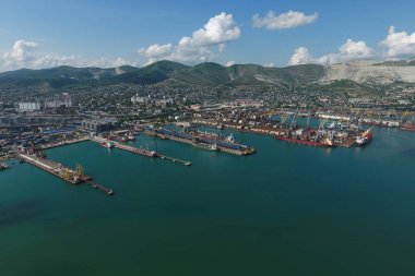 Endüstriyel Limanı üstten görünüm. Liman Vinçleri ve kargo gemileri ve mavnalar.