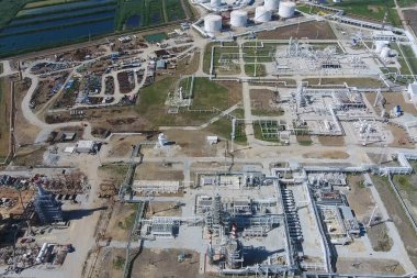 Birincil ve derin petrol rafine petrol rafineri tesisi. Ekipman 
