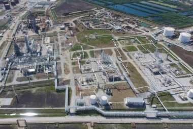Birincil ve derin petrol rafine petrol rafineri tesisi. Ekipman 