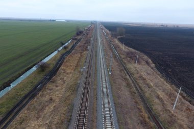 Demiryolu çizin. Rayların üst görünümü. Yüksek gerilim güç hatları