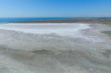 Azak Denizi kıyılarında tuz Tuz Gölü. Eski Haliç. Yukarıdan görüntüleyin. Kuru göl. Tuz Gölü manzaralı bir kuş bakışı