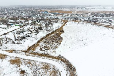 Kar taneli Asansör ile serpilir. Eski Sovyet Asansör kış manzarası. Kuş bakışı köyün kış manzara. Sokaklar karla kaplı