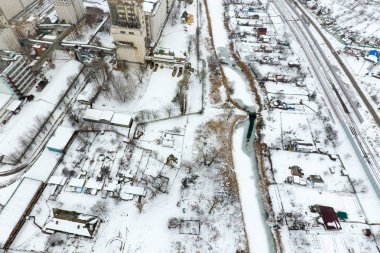 Kar taneli Asansör ile serpilir. Eski Sovyet Asansör kış manzarası. Kuş bakışı köyün kış manzara. Sokaklar karla kaplı