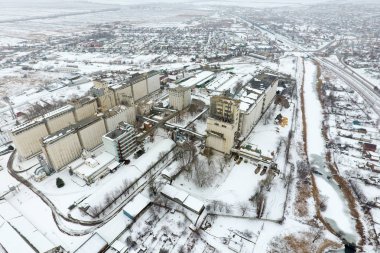 Kar taneli Asansör ile serpilir. Eski Sovyet Asansör kış manzarası. Kuş bakışı köyün kış manzara. Sokaklar karla kaplı