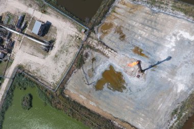 Bir petrol sahasını sistemde meşale