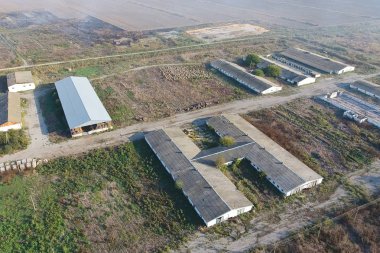 Sığır için eski bir çiftlik binası. Çiftliğin üst görünümü. St