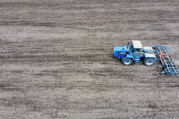 Tahıllar Ekim için toprak tarımı. Traktör toprak sahada pulluklar