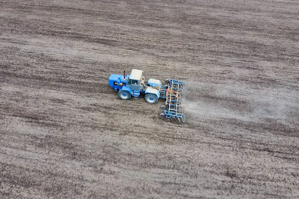 Tahıllar Ekim için toprak tarımı. Traktör toprak sahada pulluklar