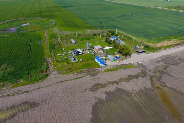 Kurutma gaz ve yoğuşma toplama donatımı. Üstten Görünüm. Üstten Görünüm petrol ayrılması için ekipman. Kurutma gaz ve yoğuşma toplama donatımı. Petrol sahası donanımları.