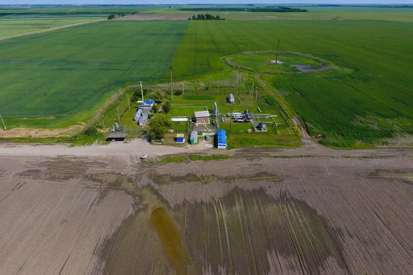 Kurutma gaz ve yoğuşma toplama donatımı. Üstten Görünüm. Üstten Görünüm petrol ayrılması için ekipman. Kurutma gaz ve yoğuşma toplama donatımı. Petrol sahası donanımları.