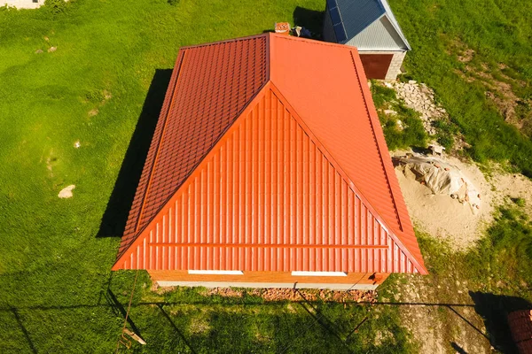 금속, 최고 보기의 주황색 지붕 집. 금속 프로필 그린 지붕에 골. — 스톡 사진