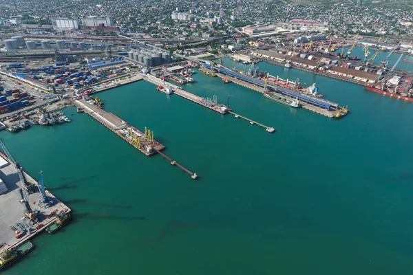 Puerto marítimo industrial, vista superior. Grúas portuarias y buques de carga y ba — Foto de Stock