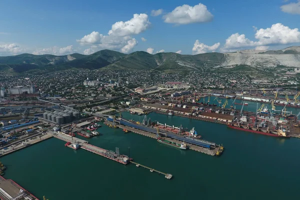 Industriella seaport, ovanifrån. Port kranar och lastfartyg och pråmar. — Stockfoto