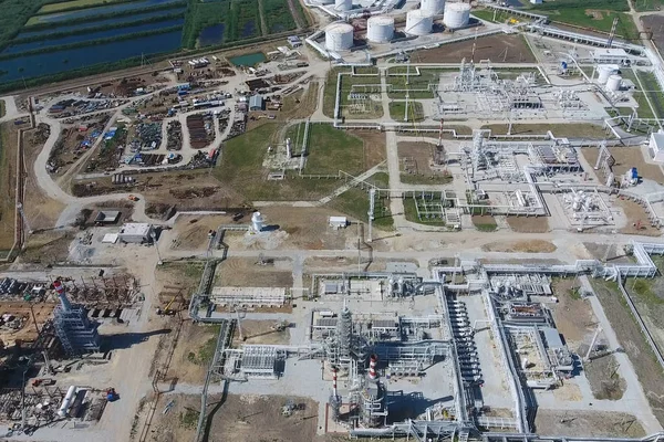 Olie raffinaderij plant voor primaire en diep olie-raffinage. Apparatuur — Stockfoto