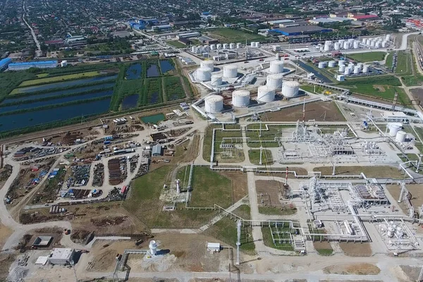 Instalação de refinaria de petróleo para refinação primária e profunda de petróleo. Equipamento — Fotografia de Stock