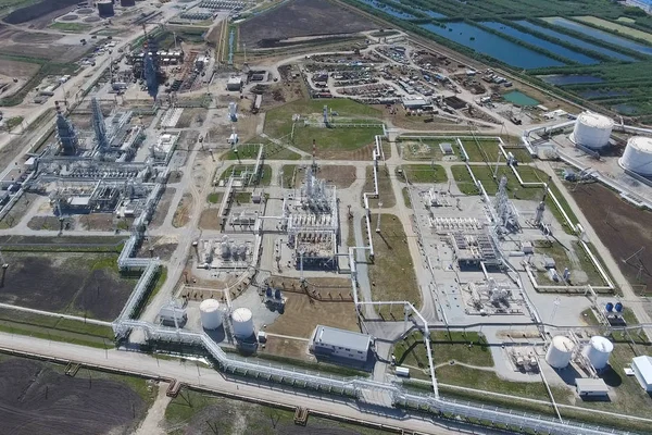 Olie raffinaderij plant voor primaire en diep olie-raffinage. Apparatuur — Stockfoto