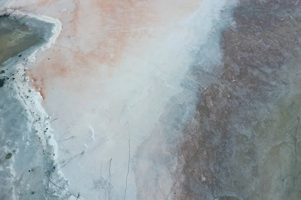 Azak Denizi kıyılarında tuz Tuz Gölü. Eski Haliç. Yukarıdan görüntüleyin. Kuru göl. Tuz Gölü manzaralı bir kuş bakışı