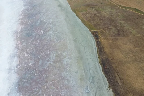 Saline Salt Lake w wybrzeża Morza Azowskiego. Ujście rzeki były. Widok z góry. Wyschnięte jezioro. Widok na jezioro soli z lotu ptaka — Zdjęcie stockowe