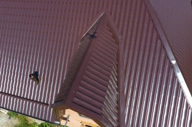 Evin çatısı bir görünüm yukarıdan. Oluklu levha çatı. Çatı metal profil dalgalı şeklinin