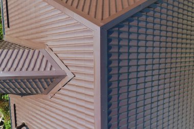 Evin çatısı bir görünüm yukarıdan. Oluklu levha çatı. Çatı metal profil dalgalı şeklinin