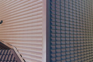 Evin çatısı bir görünüm yukarıdan. Oluklu levha çatı. Çatı metal profil dalgalı şeklinin