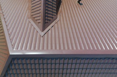 Evin çatısı bir görünüm yukarıdan. Oluklu levha çatı. Çatı metal profil dalgalı şeklinin