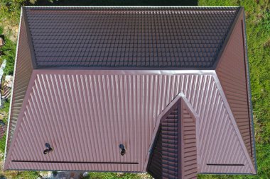 Evin çatısı bir görünüm yukarıdan. Oluklu levha çatı. Çatı metal profil dalgalı şeklinin
