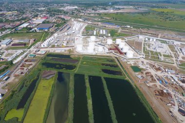 Slavyansk tarihinde Kuban kanalizasyon arıtma tesisi. Su arıtılması küçük bir şehir için. Su kıyısında parlak sazlık