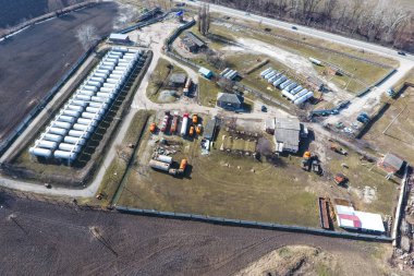 Yukarıdan küçük bir tank sahası. Yakıt ve Yağlama maddeleri depolama.