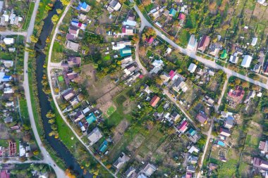 Üstten Görünüm köyün. Bir ev ve Bahçe çatılar görebilirsiniz. Yol ve su köyde. Köy kuşbakışı