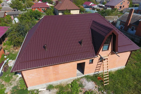 Pohled shora na střeše domu. Střecha z vlnitého plechu. Střešní krytina z kovového profilu vlnité obrazce — Stock fotografie
