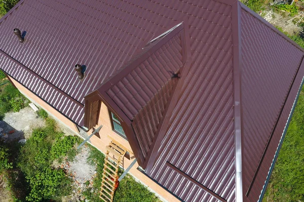 Θέα από ψηλά στην οροφή του σπιτιού. Η οροφή από κυματοειδές φύλλο. Υλικό κατασκευής σκεπής, κυματοειδή σχήμα μεταλλικά προφίλ — Φωτογραφία Αρχείου
