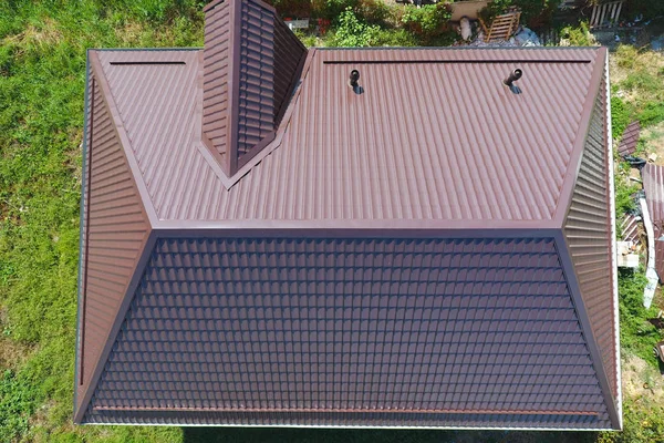 Вид зверху на дах будинку. Дах з гофрованого листа. Покрівля з металевого профілю хвилястої форми — стокове фото