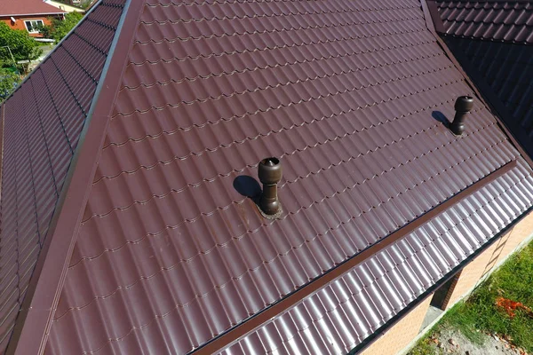 金属屋顶上的通风管道。瓦楞纸板的屋顶。金属型材波纹形屋面 — 图库照片