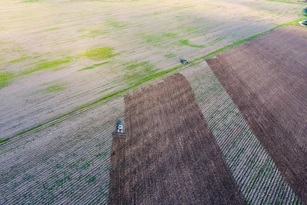 Widok z góry ciągnika, który pługi pola. talerzowanie gleby. Uprawy gleby po zbiorach — Zdjęcie stockowe