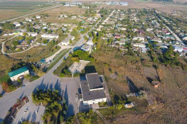 Köyün tepesine bakın. Evler ve bahçeler. Kırsalda
