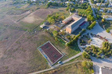 Köyün tepesine bakın. Evler ve bahçeler. Kırsalda