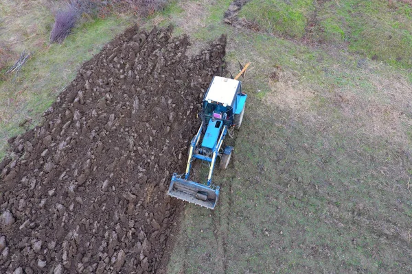 Traktor szántás a kertben. Szántás a talaj, a kertben — Stock Fotó