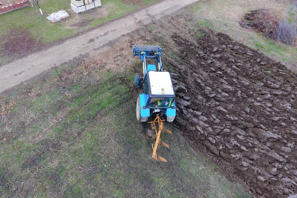 Traktor szántás a kertben. Szántás a talaj, a kertben — Stock Fotó