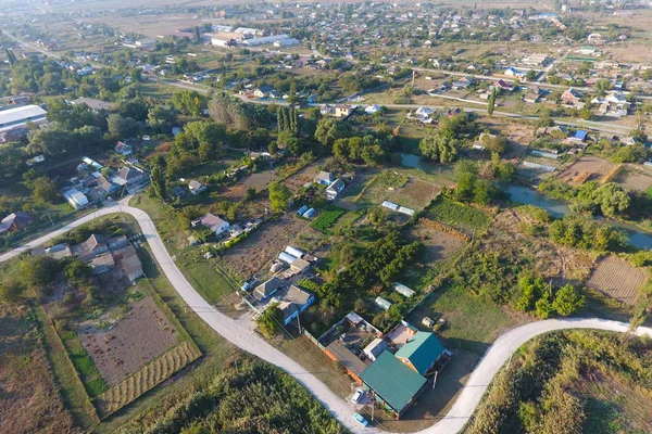 Köyün tepesine bakın. Evler ve bahçeler. Kırsalda