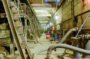 Bodrum katında bir su pompa istasyonu. Kıyamet sonrası terk